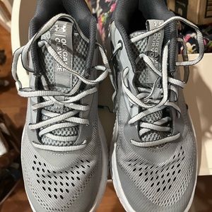 New never worn Under Armour Unisex UA Xflow size 8 sneakers